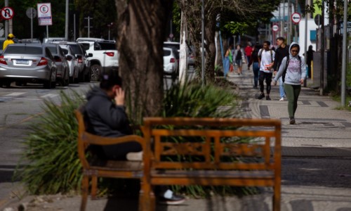 Calçadas da Rua 33, em Volta Redonda, recebem reparos emergenciais antes de obra definitiva